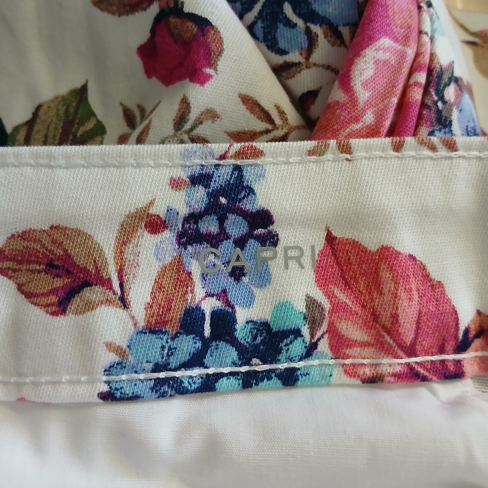 St. Johns Bay Womens Capri Floral Print Size 14 Color White/Pink/Blue - Picture 6 of 11